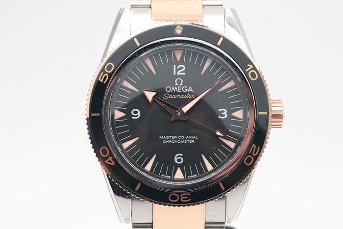 Omega 歐米茄 Seamaster 海馬300系列復古玫瑰半金款 23320412101001 黑色面盤米色夜光處理 2020.10台灣保單 41mm